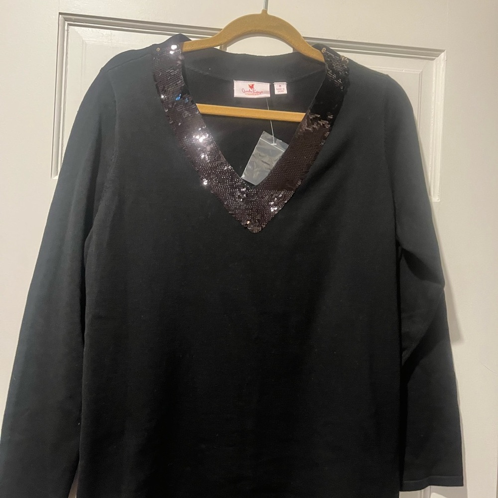 NWT Beautiful Black Sz M Sequined V-Neck